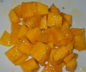 Ripe mango pieces