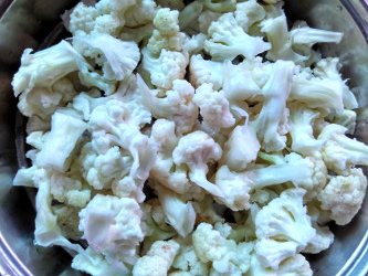 Cleaned cauliflower, ready to cook/eat