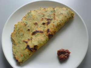 Mixed veg akki rotti - Rice flour flat bread with lemon pickle
