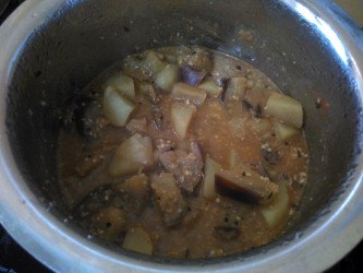 Vangi batata rassa - Potato eggplant curry